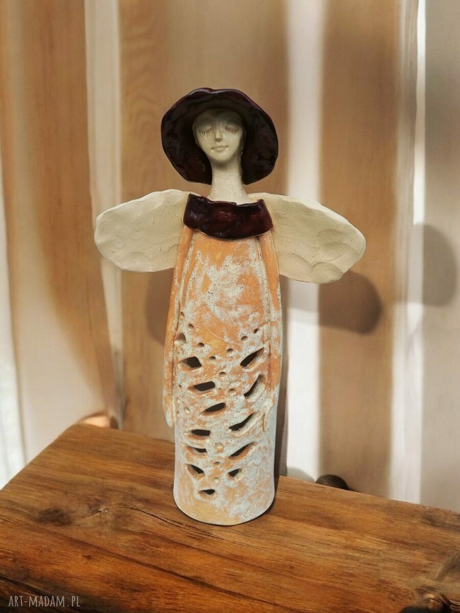 Anioł w kapeluszu - ręcznie robiona ceramiczna dekoracja do wnętrz