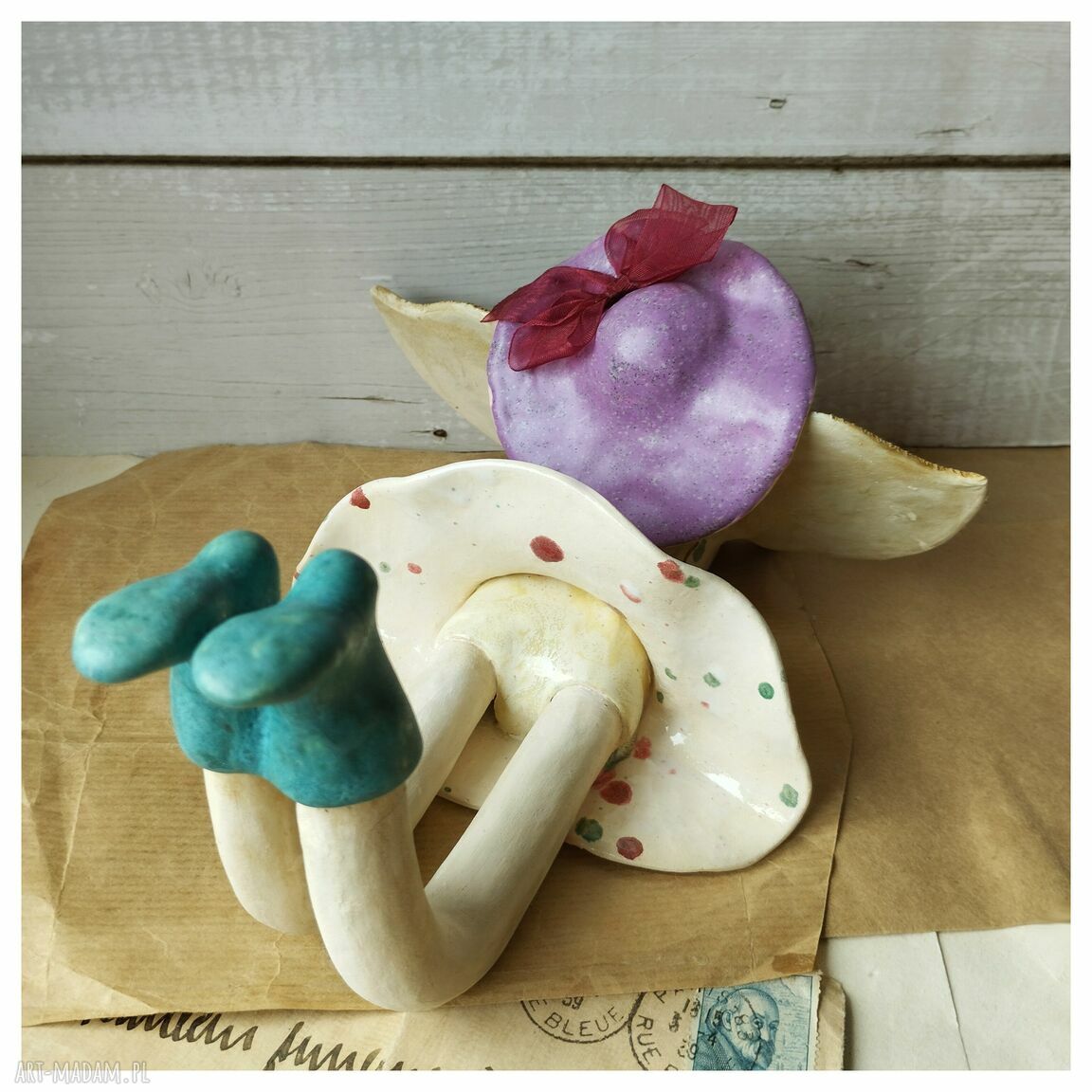 Anioł w liliowym kapeluszu - ceramika handmade do dekoracji domu