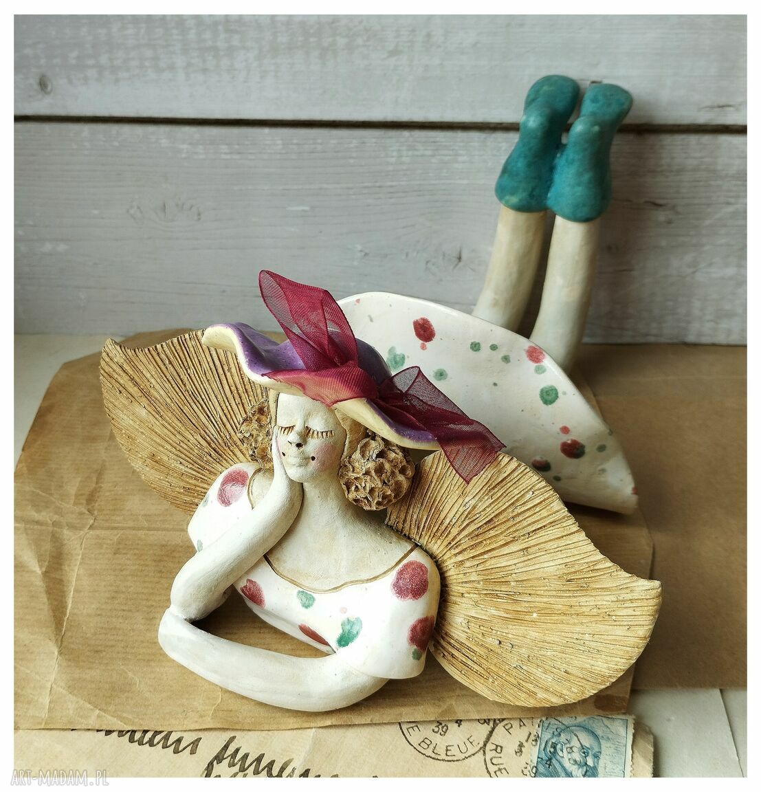 Anioł w liliowym kapeluszu - ceramika handmade do dekoracji domu