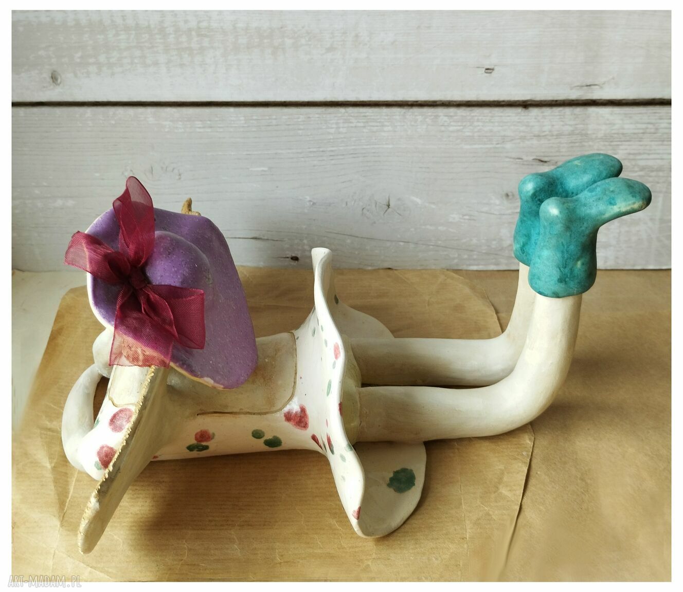 Anioł w liliowym kapeluszu - ceramika handmade do dekoracji domu