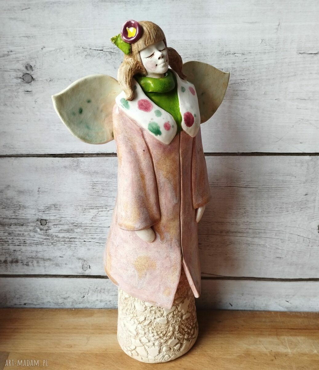Anioł ceramiczny w pąsowych kolorach