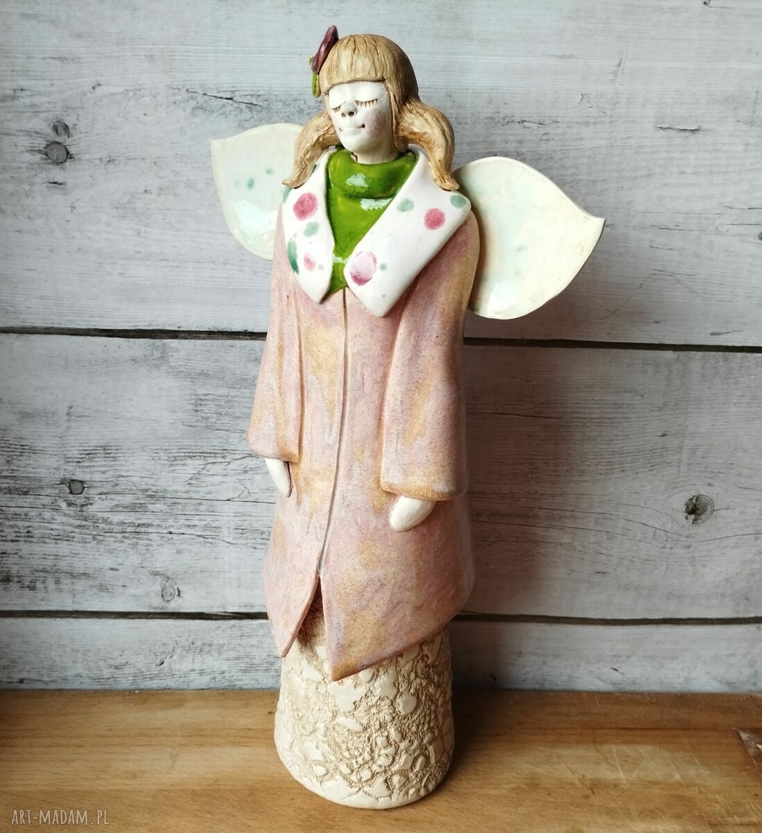 Anioł ceramiczny w pąsowych kolorach