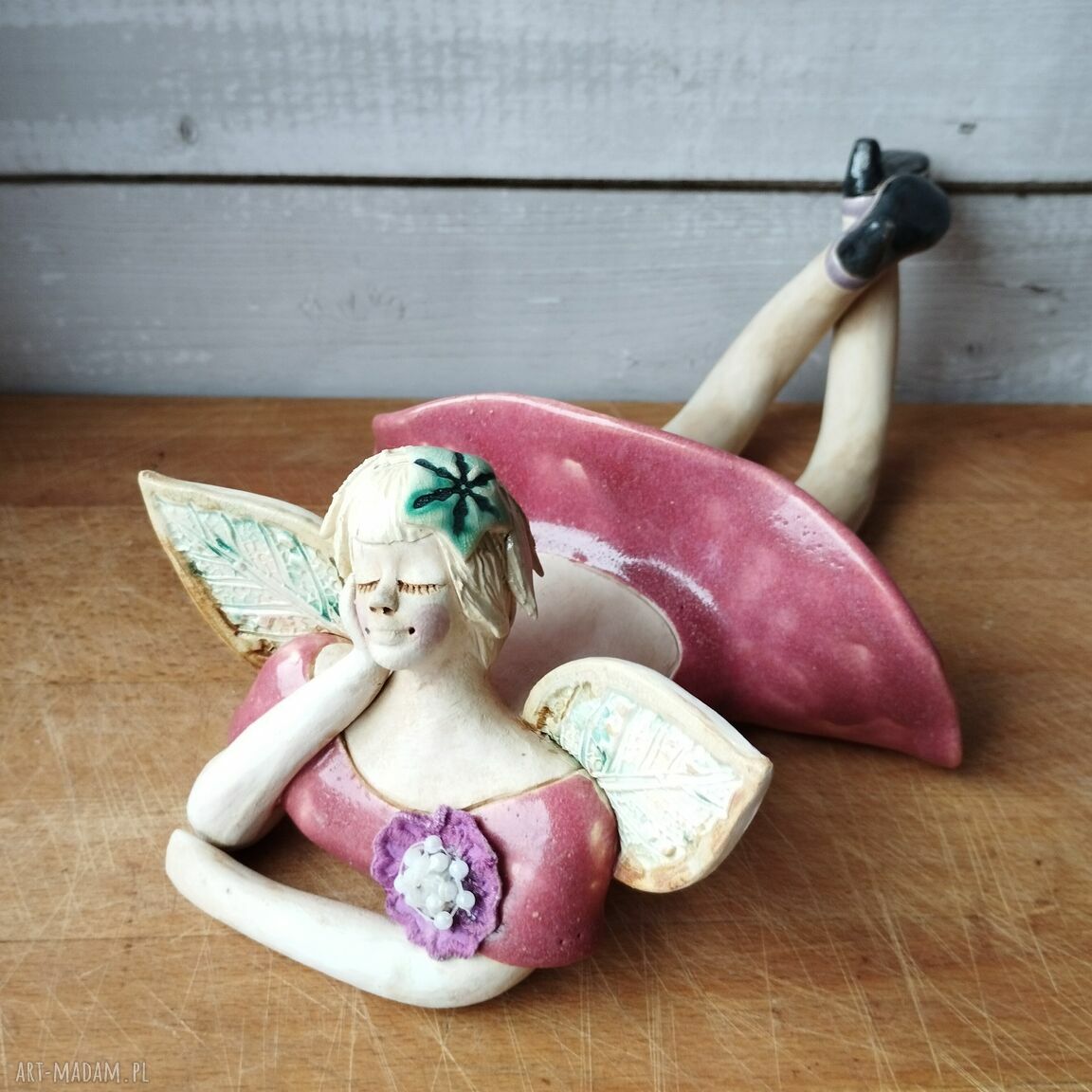Anioł ceramiczny w pąsowych kolorach - handmade dekoracja na półkę (ok. 22 cm)