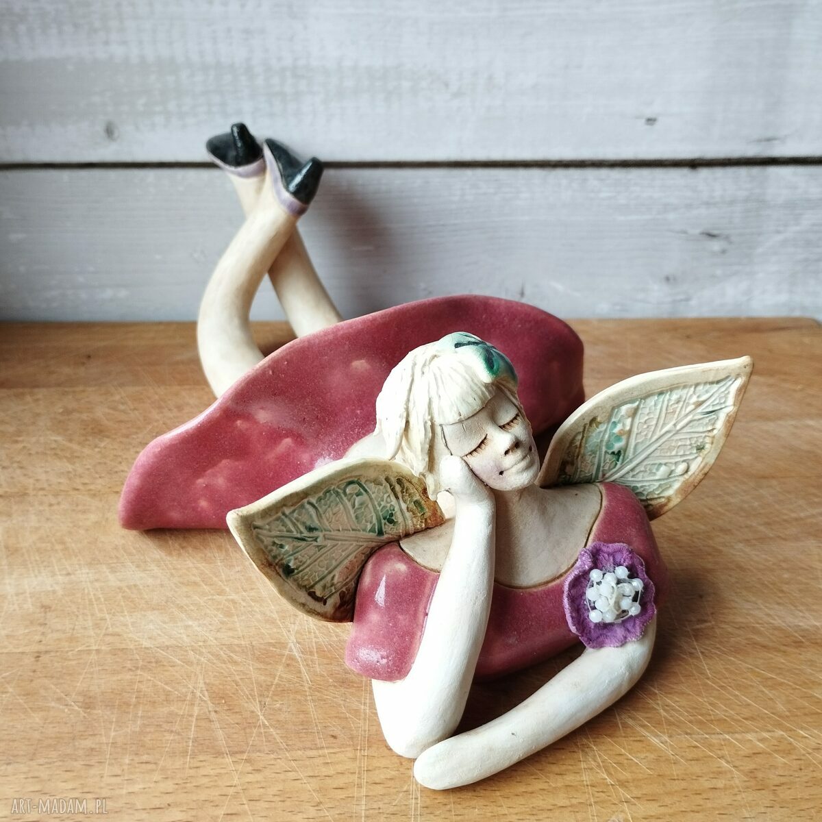 Anioł ceramiczny w pąsowych kolorach - handmade dekoracja na półkę (ok. 22 cm)