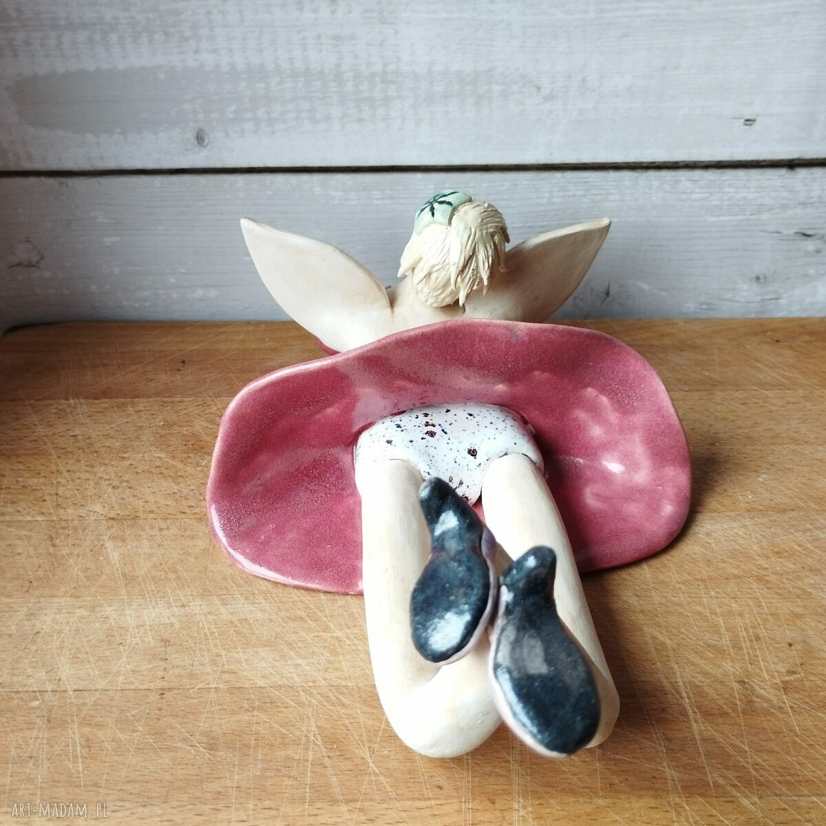 Anioł ceramiczny w pąsowych kolorach - handmade dekoracja na półkę (ok. 22 cm)