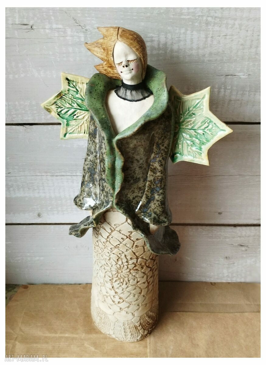Anioł ceramiczny w płaszczyku z rozwianymi włosami - ręcznie robiony