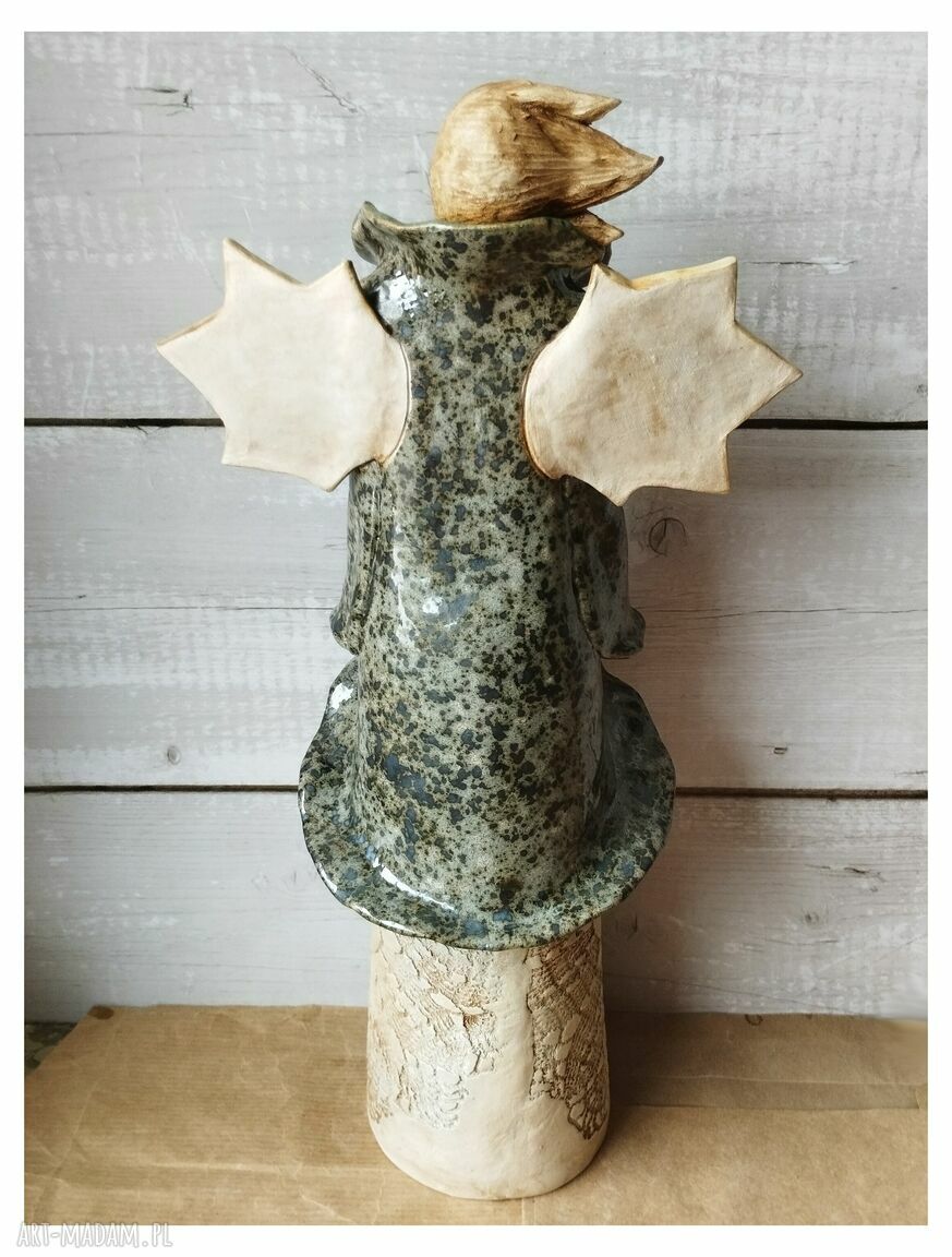 Anioł ceramiczny w płaszczyku z rozwianymi włosami - ręcznie robiony