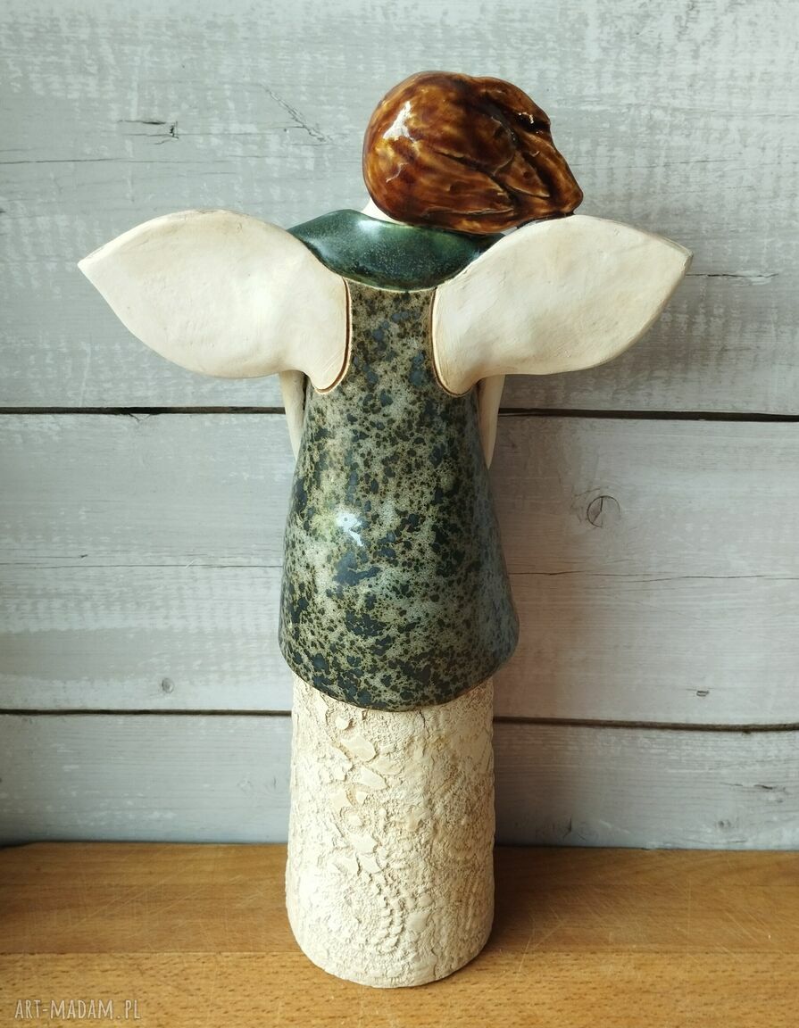 Anioł w płaszczyku - ceramiczna dekoracja do domu, 33 cm
