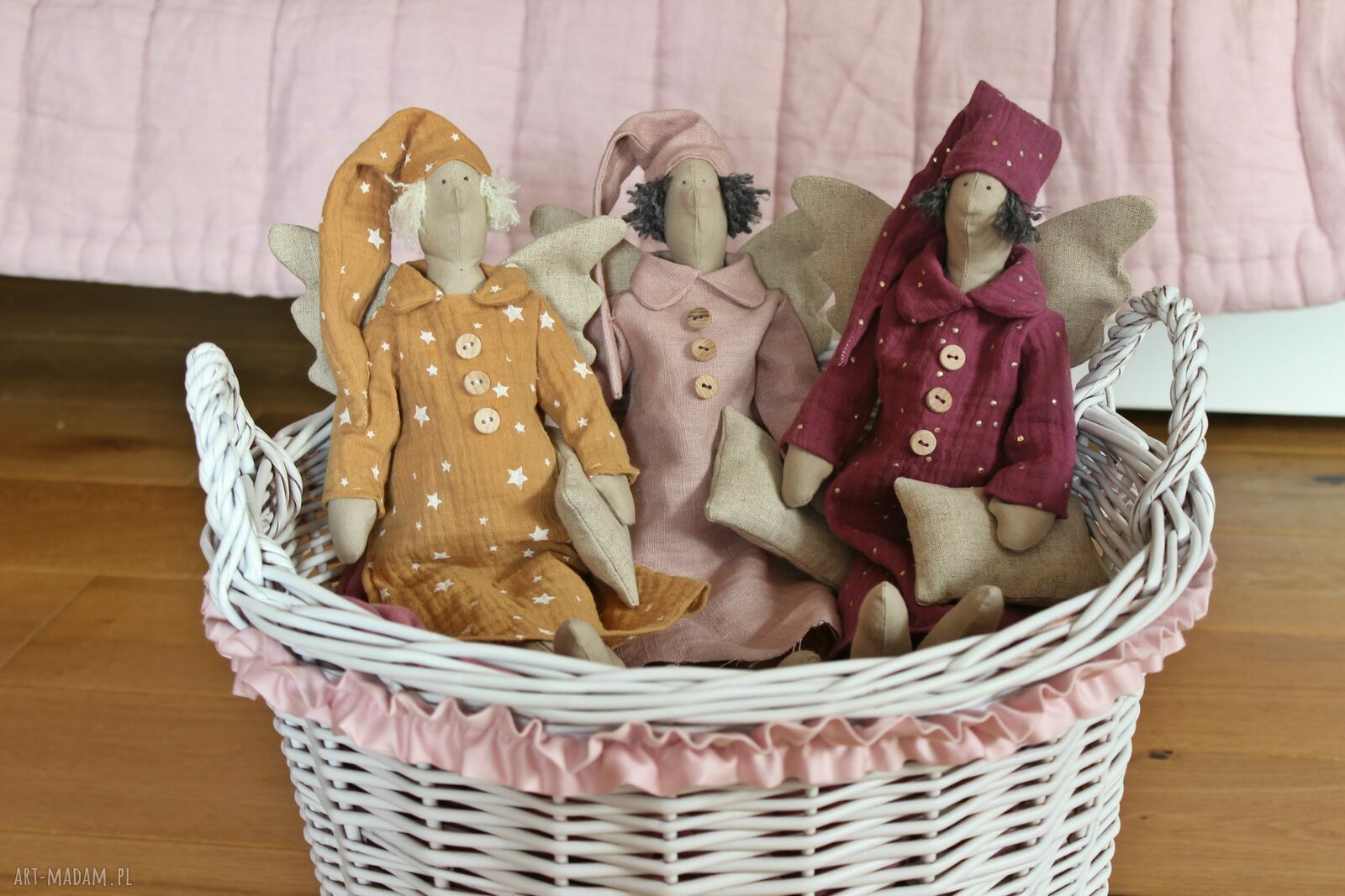 Anioł Tilda w różowej, lnianej koszuli - ręcznie szyta maskotka dla dziecka (37 cm)