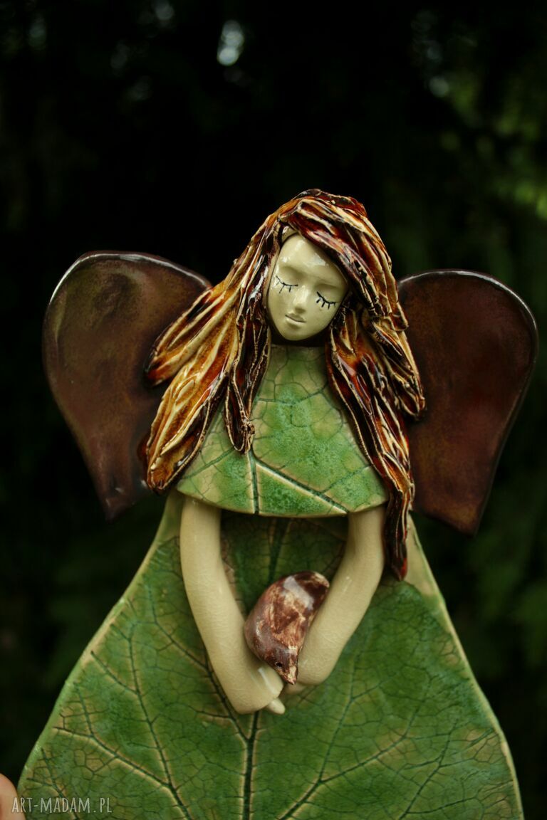 Anioł w sukni z łopianu - ceramiczny do powieszenia na ścianę