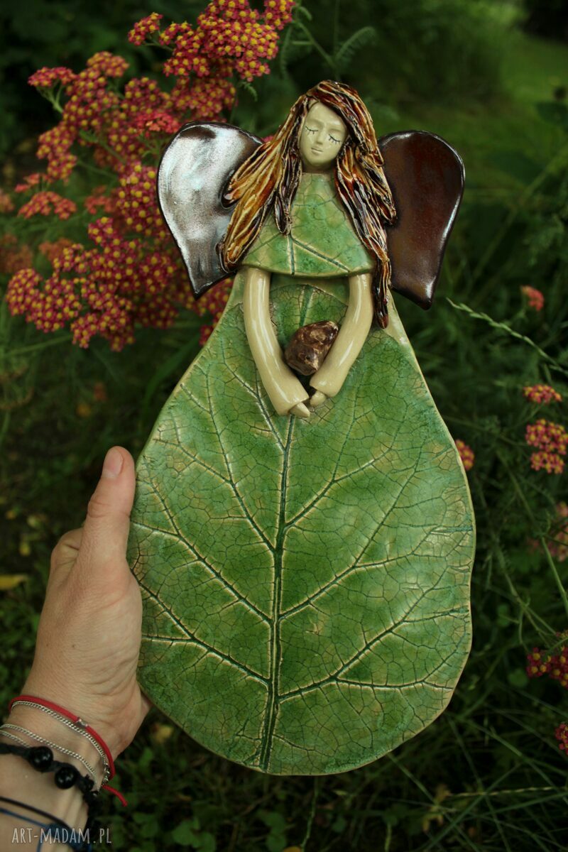Anioł w sukni z łopianu - ceramiczny do powieszenia na ścianę