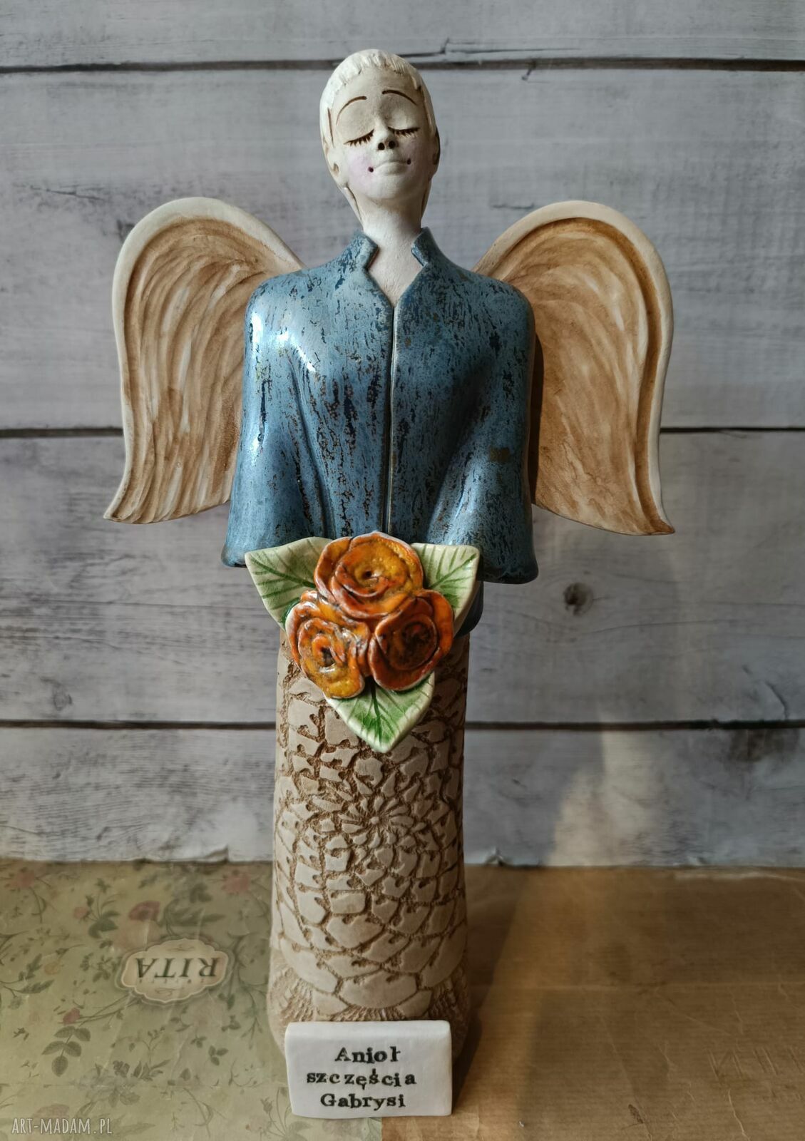 Ręcznie wykonany anioł ceramiczny w żakiecie z różami
