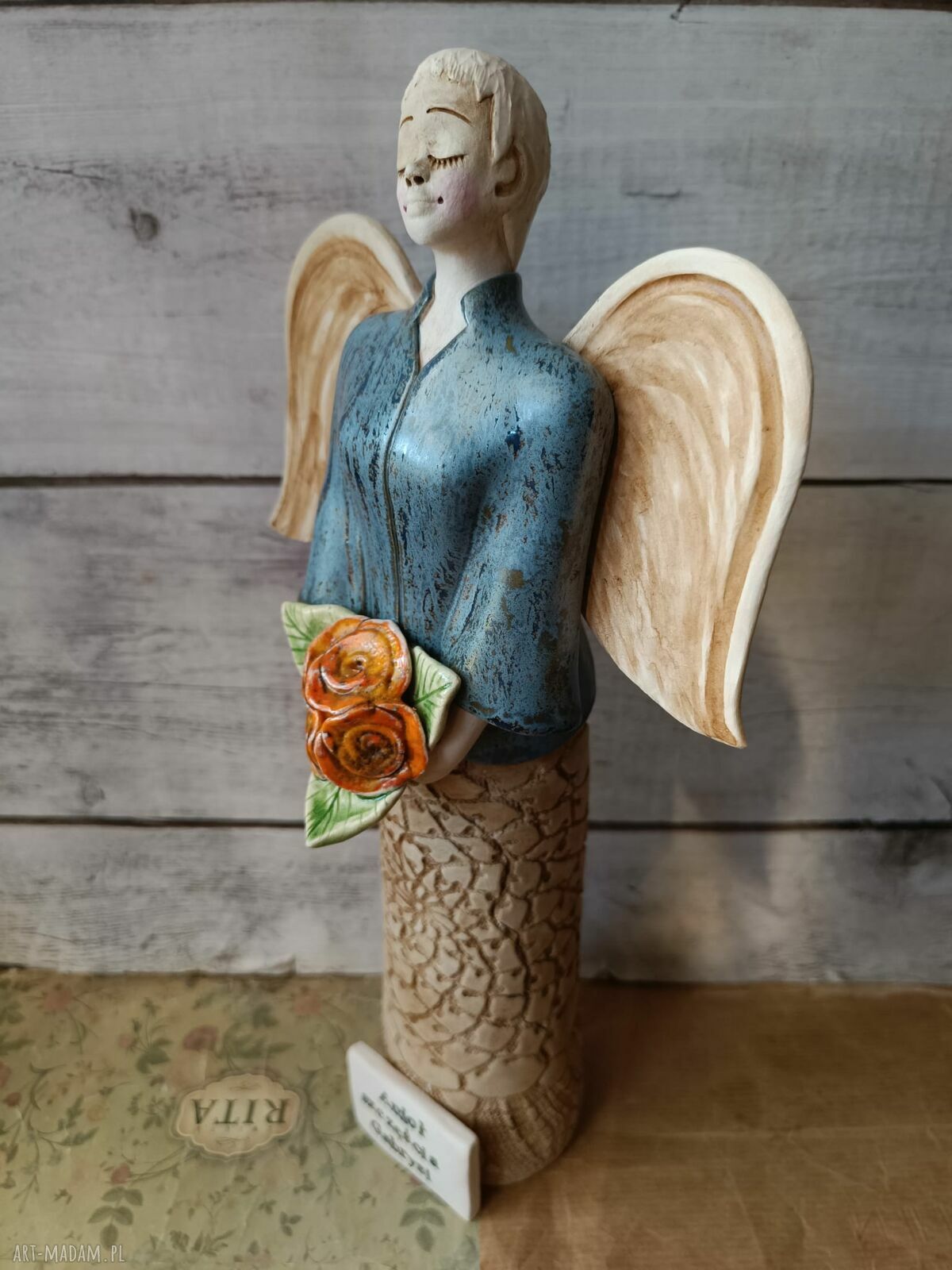 Ręcznie wykonany anioł ceramiczny w żakiecie z różami