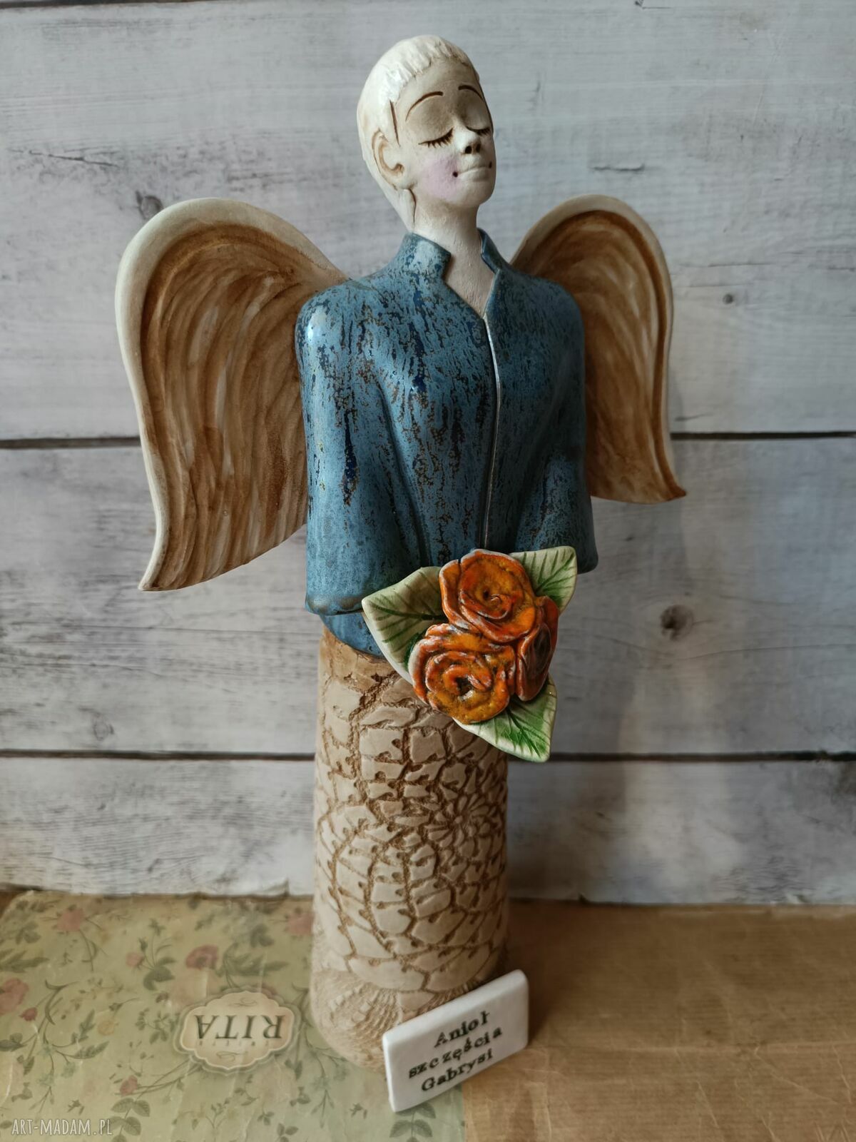 Ręcznie wykonany anioł ceramiczny w żakiecie z różami