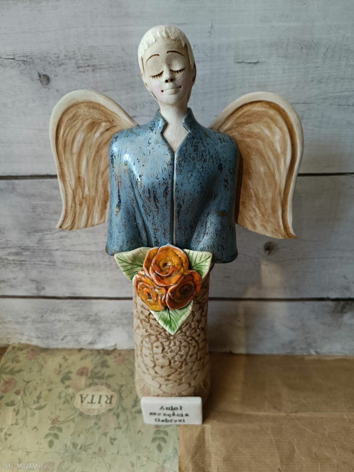 Ręcznie wykonany anioł ceramiczny w żakiecie z różami