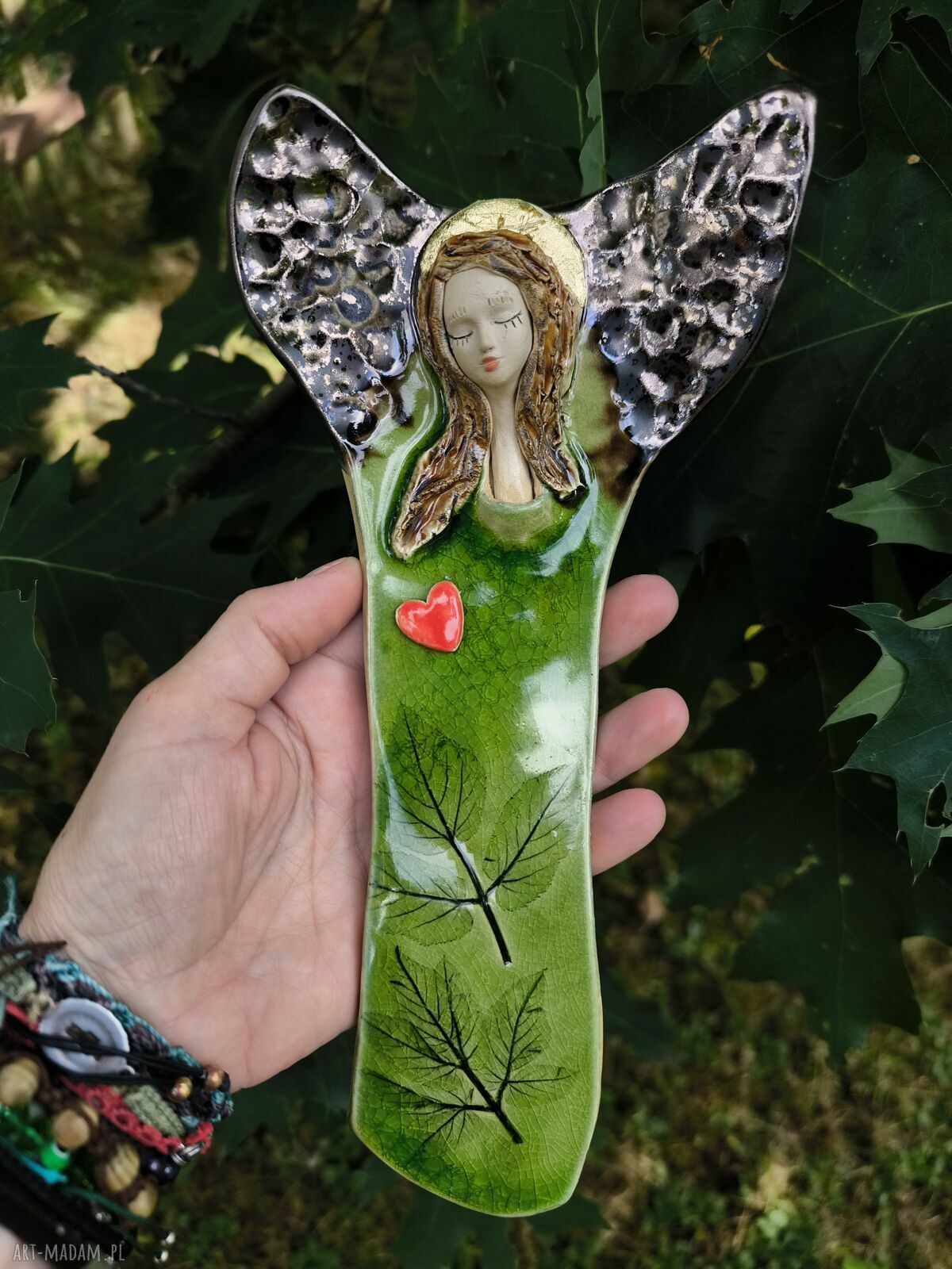 Anioł ceramiczny w zielonej sukni z liśćmi
