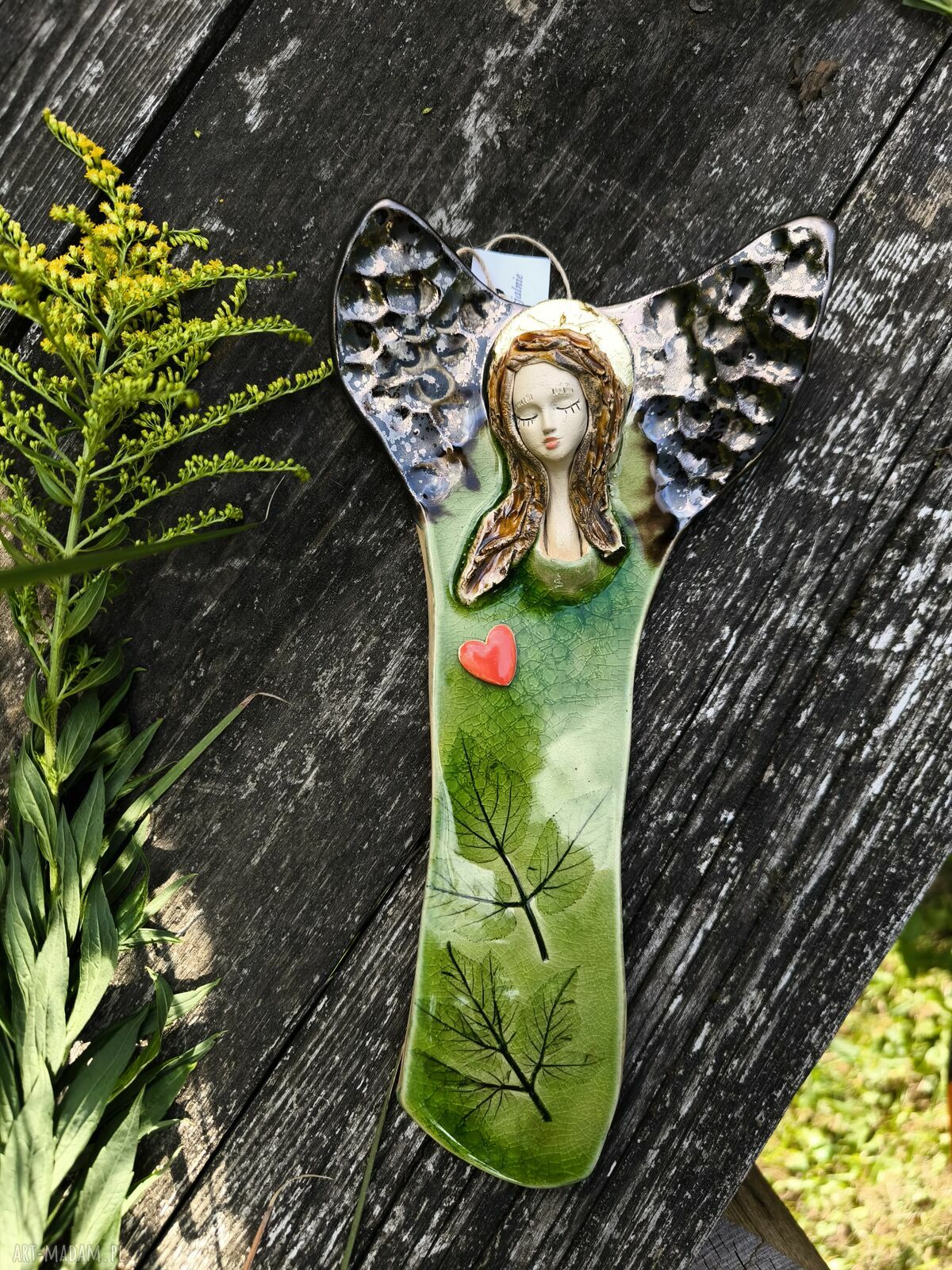 Anioł ceramiczny w zielonej sukni z liśćmi