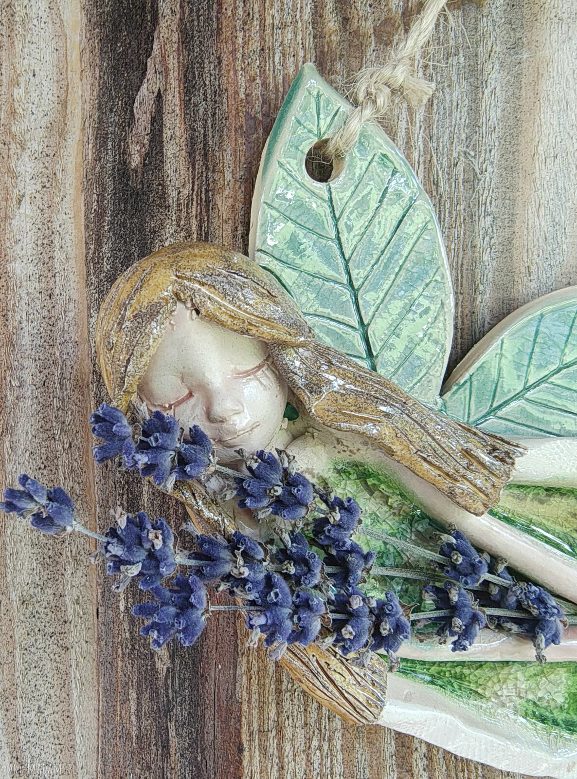 Ceramiczny anioł wiszący z lawendą - ręcznie robiona dekoracja
