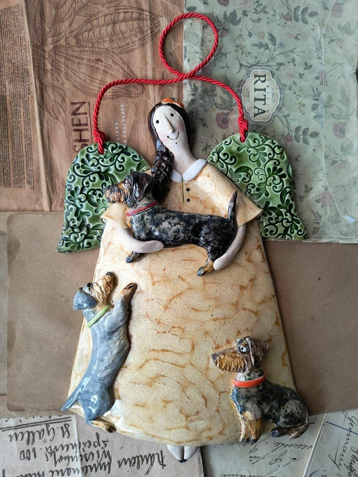 Anioł z 3 jamniczkami - ceramiczna ozdoba do powieszenia