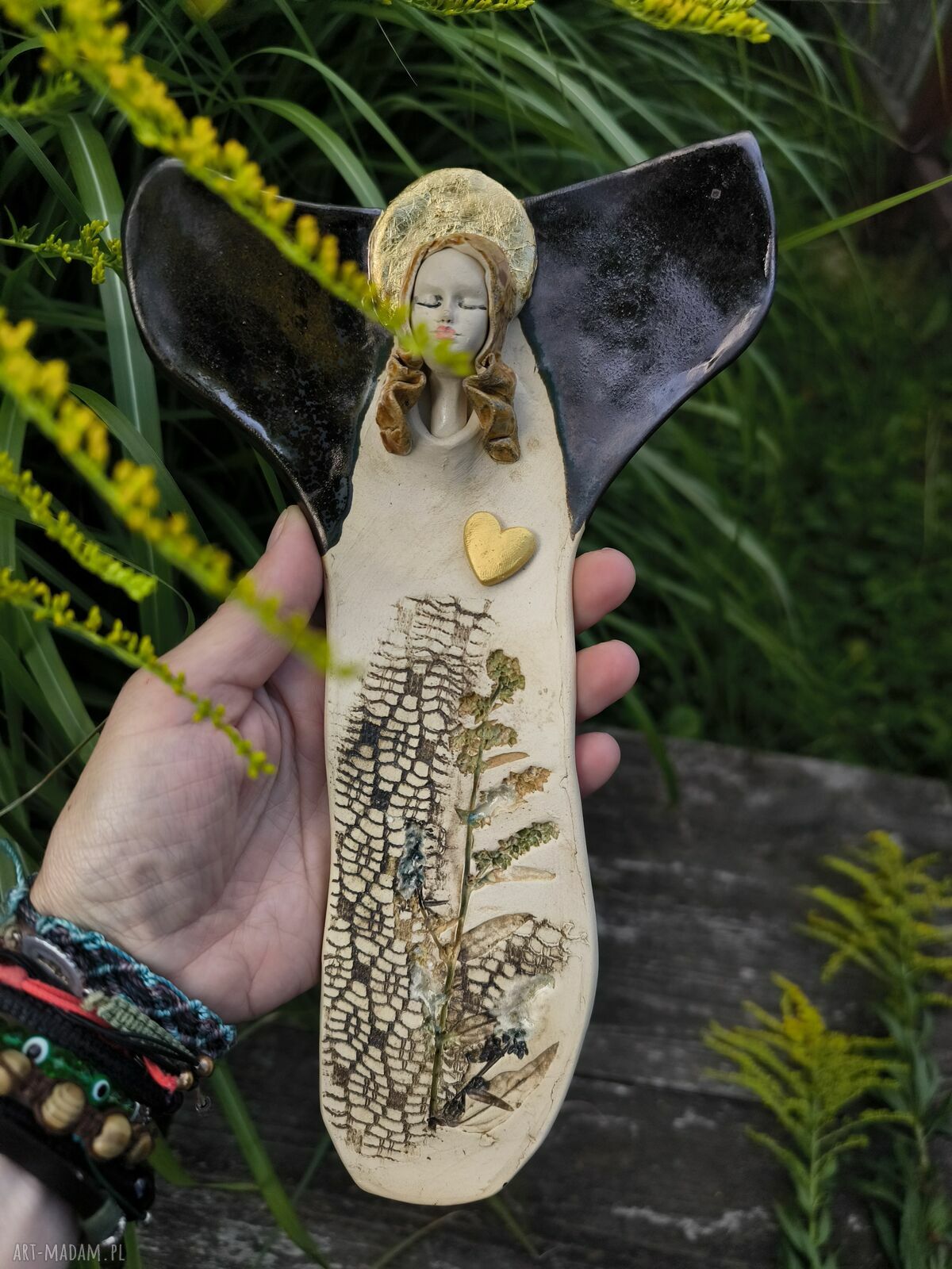 Ceramiczny anioł z botanicznym motywem - dekoracja ścienna