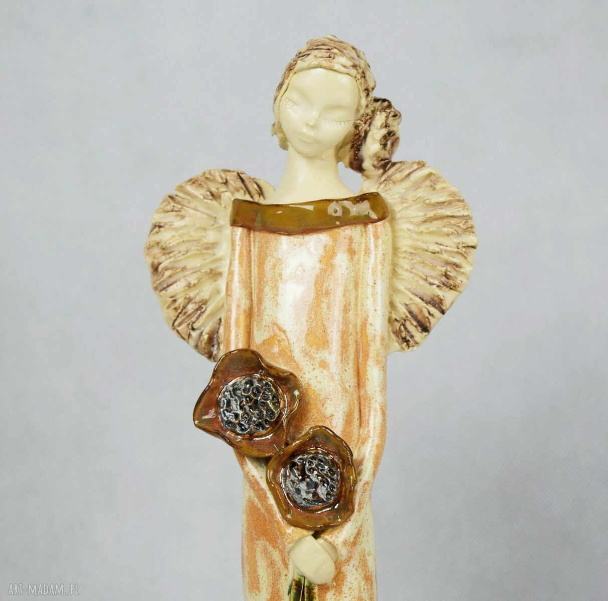 Anioł z kwiatami - ręcznie wykonana ceramiczna dekoracja