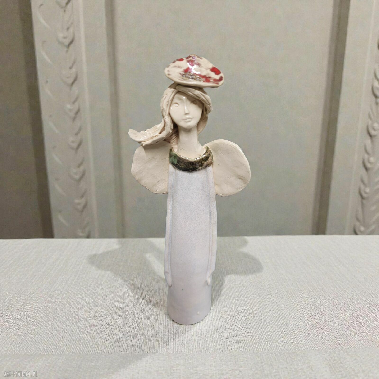 Anioł z kwiatem we włosach - delikatna dekoracja z ceramiki handmade ok. 23-24 cm