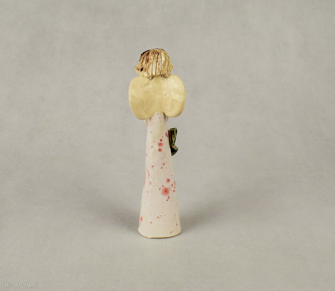 Anioł z różą - ceramika artystyczna handmade (ok. 18 cm)