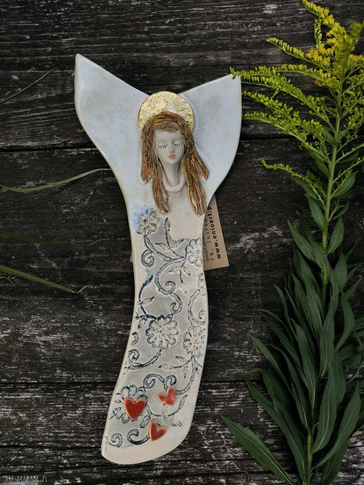 Ceramiczny anioł z sercami - ręcznie wykonana dekoracja ścienna