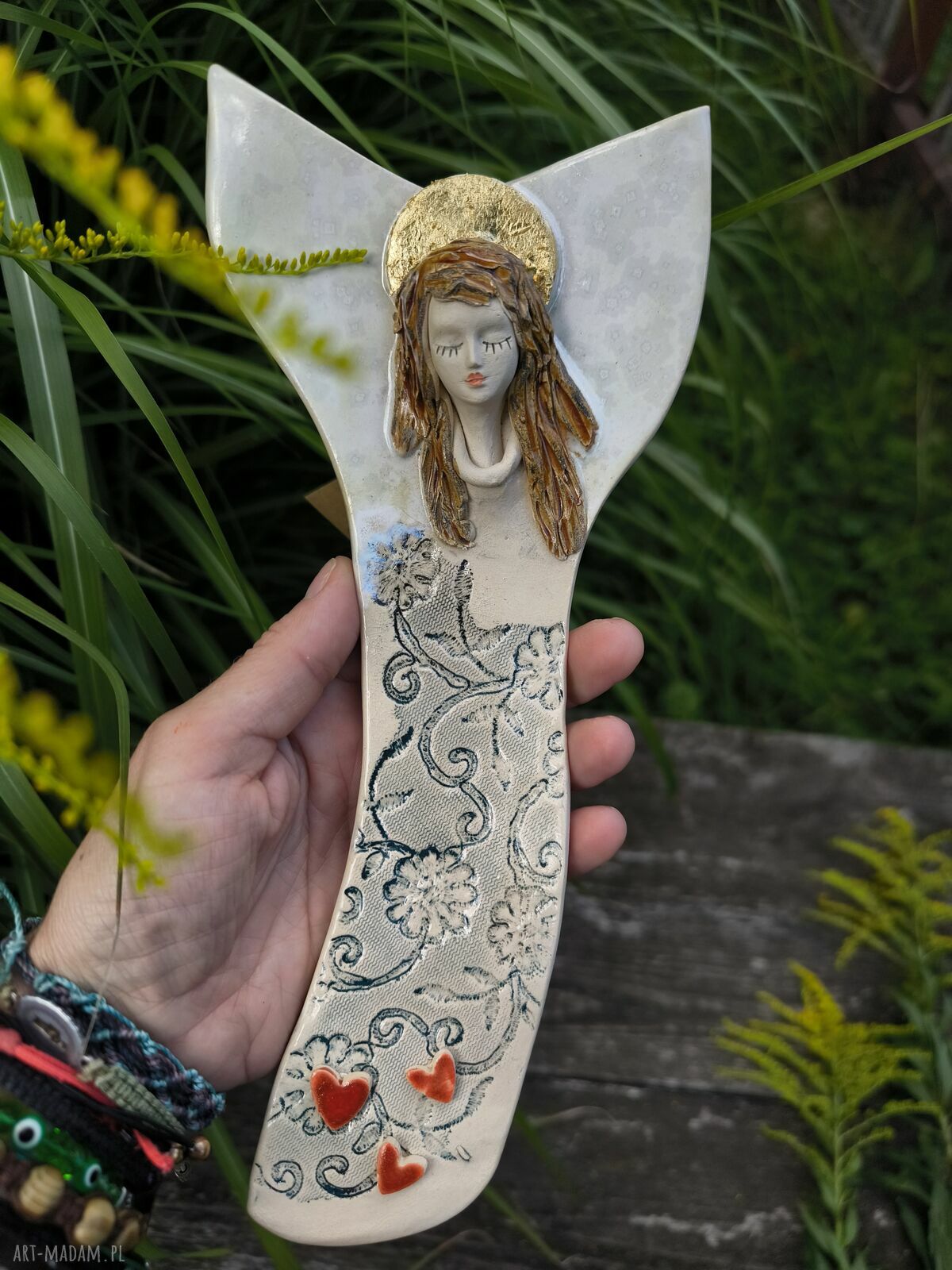 Ceramiczny anioł z sercami - ręcznie wykonana dekoracja ścienna
