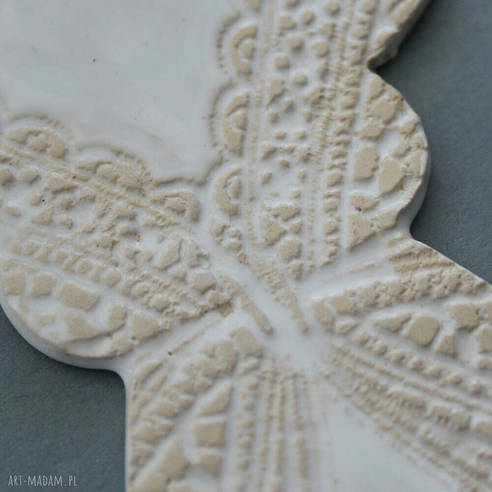 Ceramiczna zawieszka ANIOŁ w odcieniach bieli i beżu - 12 x 8 cm
