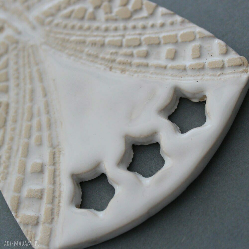 Ceramiczna zawieszka ANIOŁ w odcieniach bieli i beżu - 12 x 8 cm