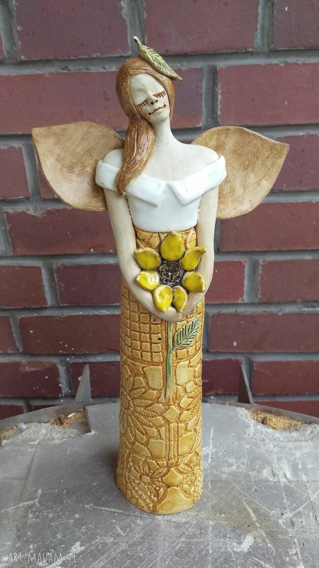 Anioł ze słonecznikiem i liściem na głowie - ceramika handmade