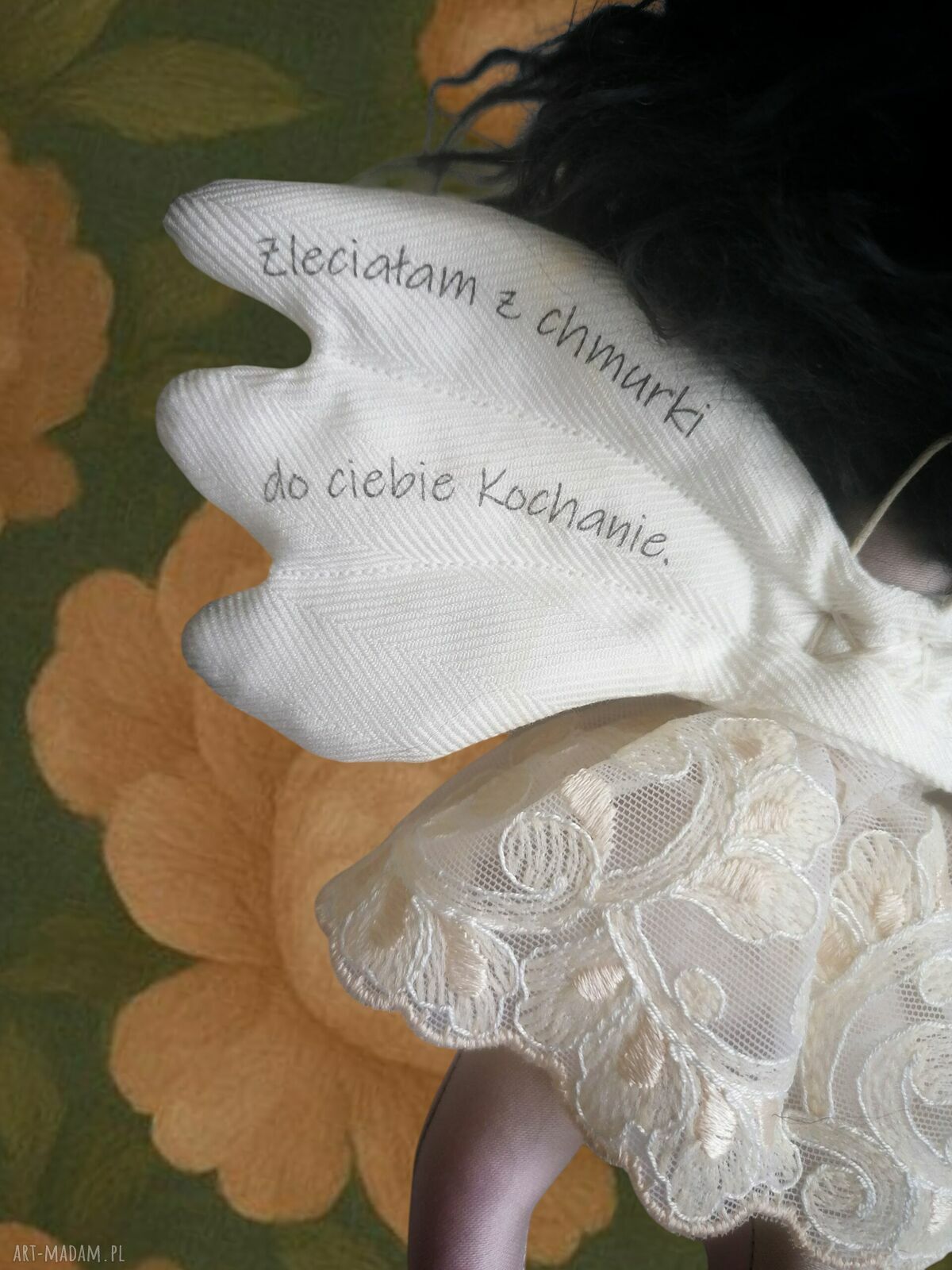 Aniołek z tkaniny - kolekcjonerska lalka z dedykacją na skrzydłach
