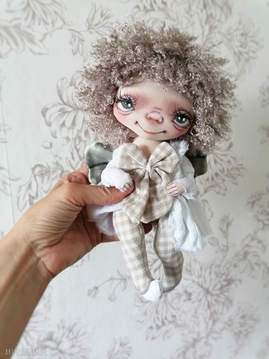 Kudłaty Aniołek - artystyczna lalka kolekcjonerska z tkaniny