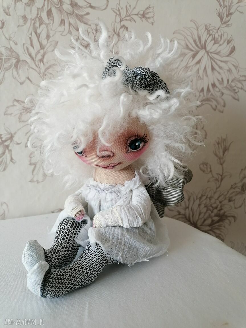 Kudłaty Aniołek - artystyczna lalka kolekcjonerska z tkaniny 22 cm