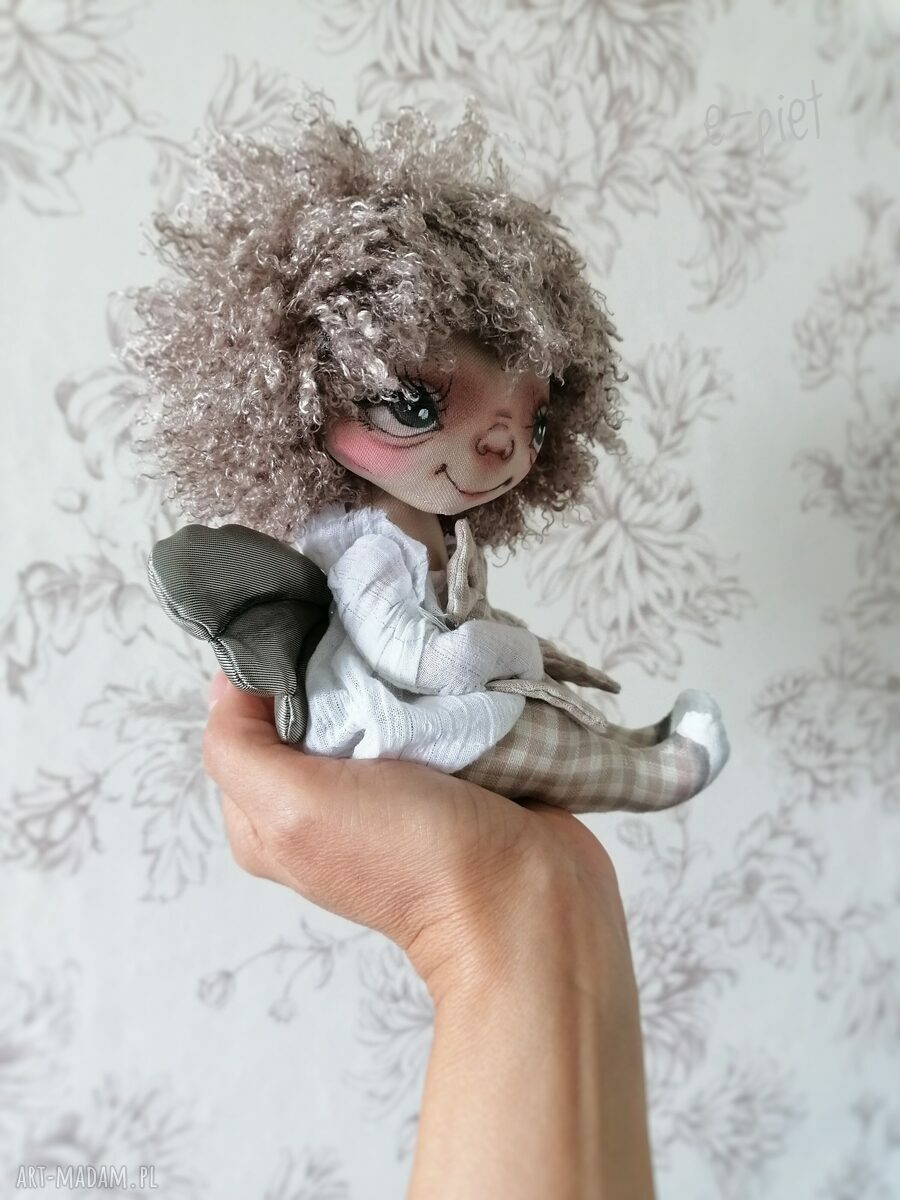 Kudłaty Aniołek - artystyczna lalka kolekcjonerska z tkaniny