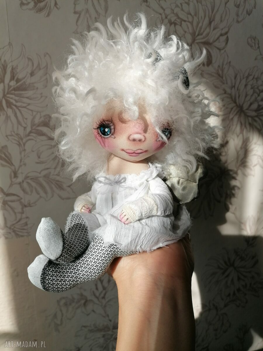 Kudłaty Aniołek - artystyczna lalka kolekcjonerska z tkaniny 22 cm