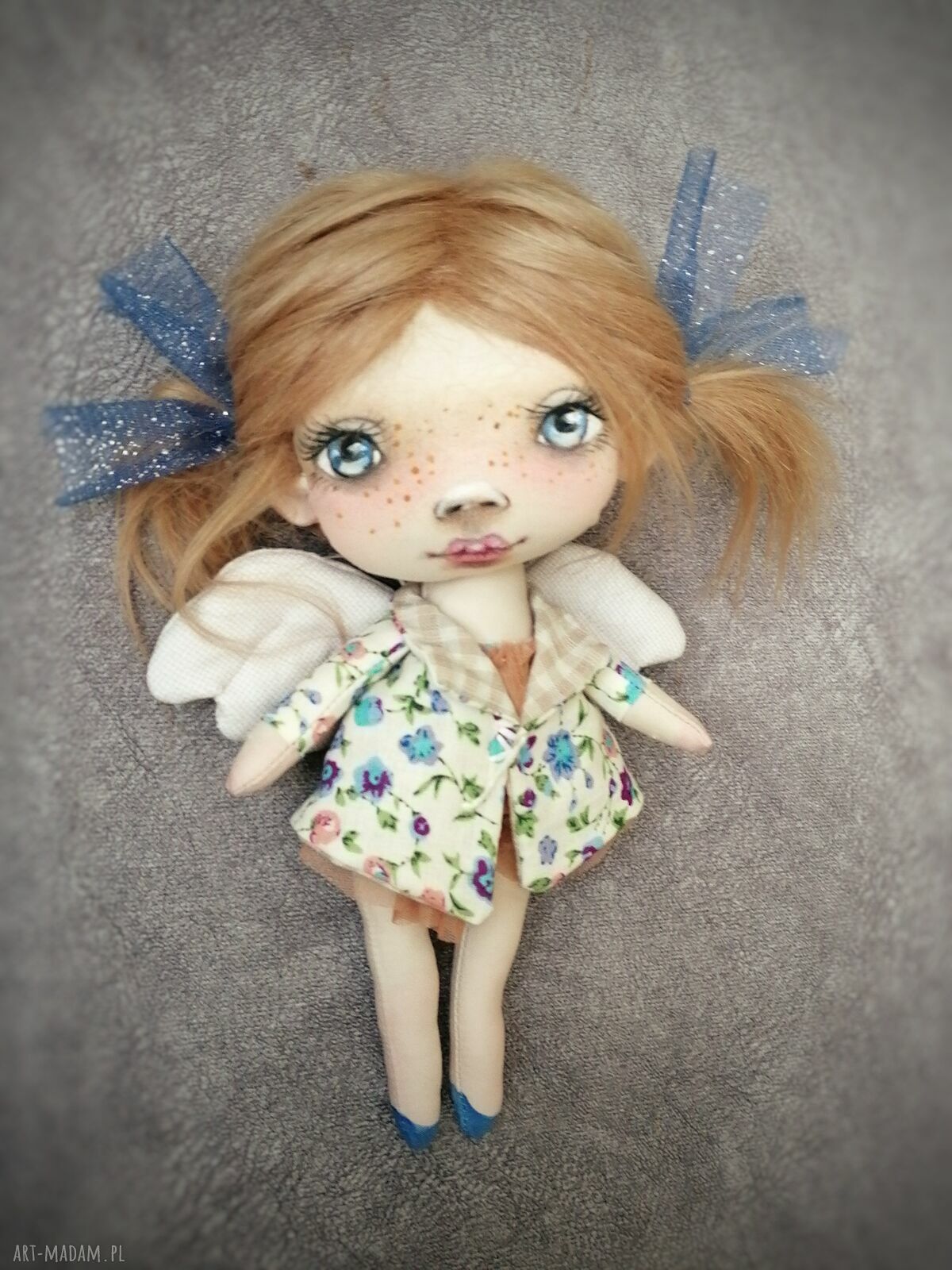 Aniołek z tkaniny - artystyczna lalka kolekcjonerska 22 cm