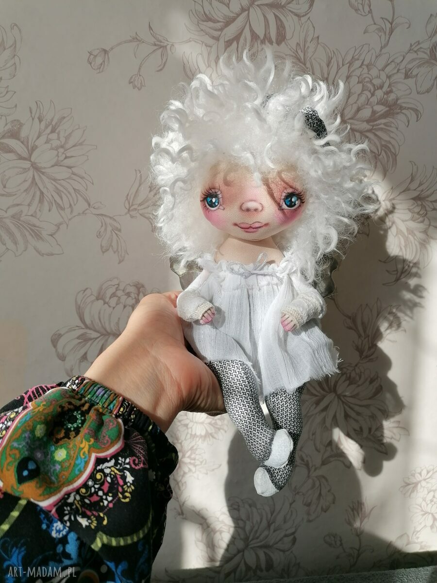 Kudłaty Aniołek - artystyczna lalka kolekcjonerska z tkaniny 22 cm