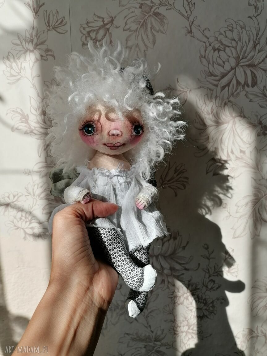 Kudłaty Aniołek - artystyczna lalka kolekcjonerska z tkaniny 22 cm