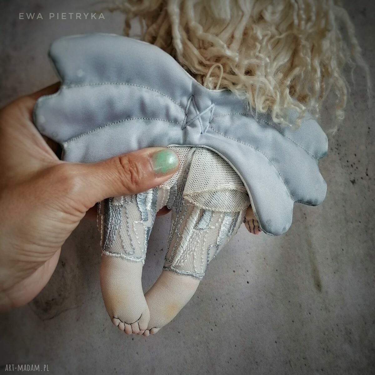 Ręcznie malowany aniołek z tkaniny - kolekcjonerska zawieszka Ewy Pietryki (ok. 22 cm)