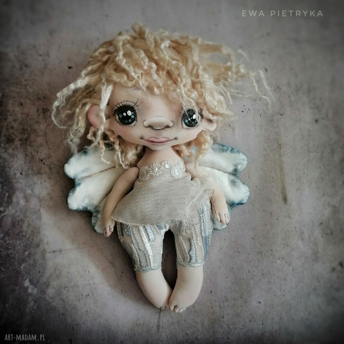 Ręcznie malowany aniołek z tkaniny - kolekcjonerska zawieszka Ewy Pietryki (ok. 22 cm)