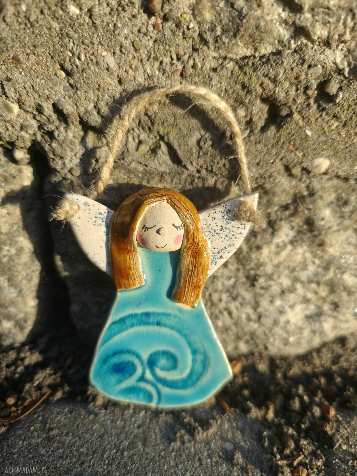 Aniołek ceramiczny z gliny szamotowej - prezent bożonarodzeniowy