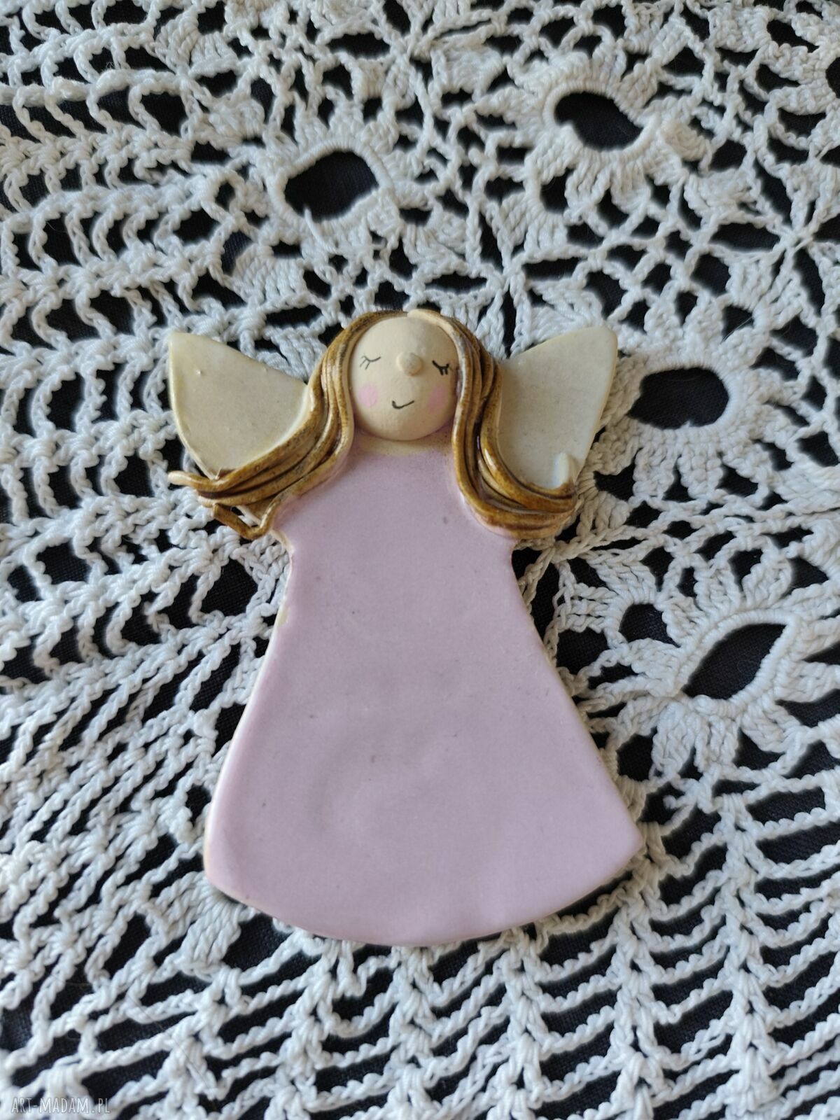 Aniołek ceramiczny w różowej sukience - figurka 9 cm