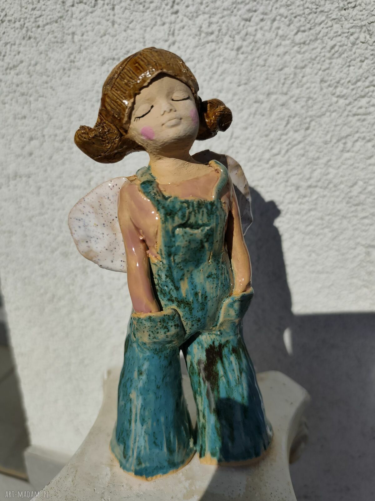 Aniołek ceramiczny w ogrodniczkach - prezent na chrzest i Komunię