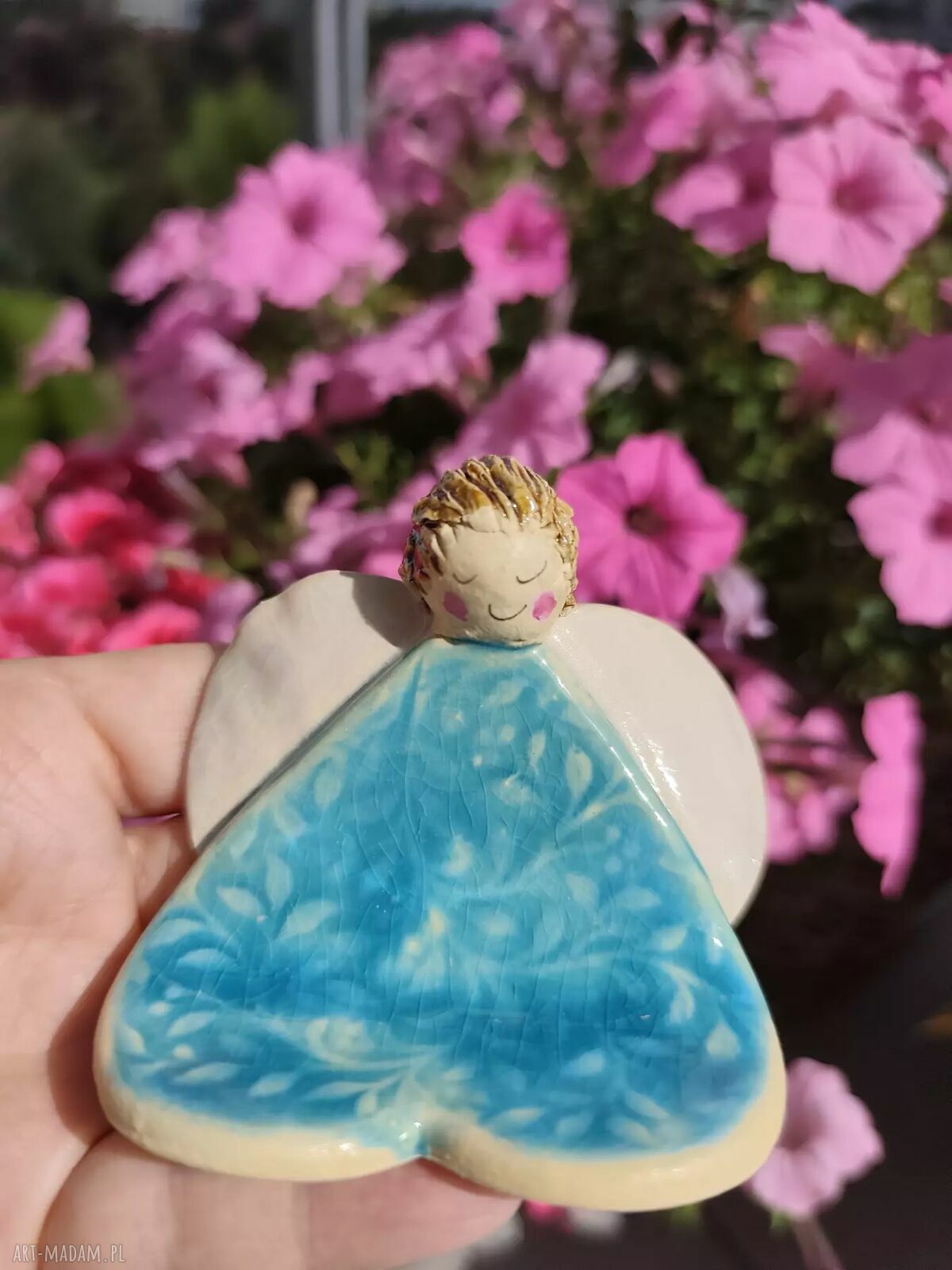 Ceramiczny aniołek z serduszkiem - ręcznie wykonana ozdoba