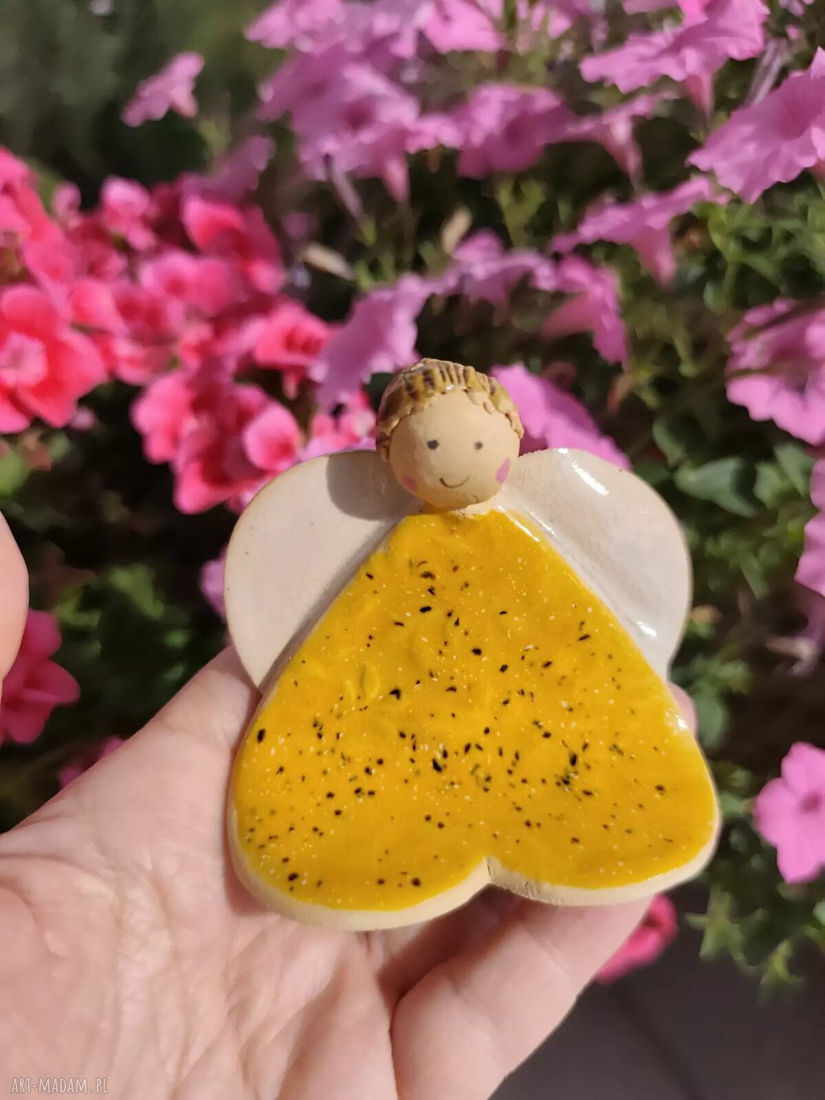 Ręcznie robiony ceramiczny aniołek z serduszkiem