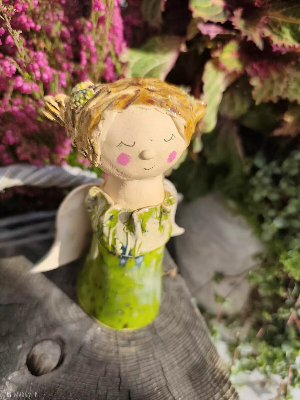 Ceramiczny aniołek w zielonej sukience - wyjątkowa dekoracja i prezent
