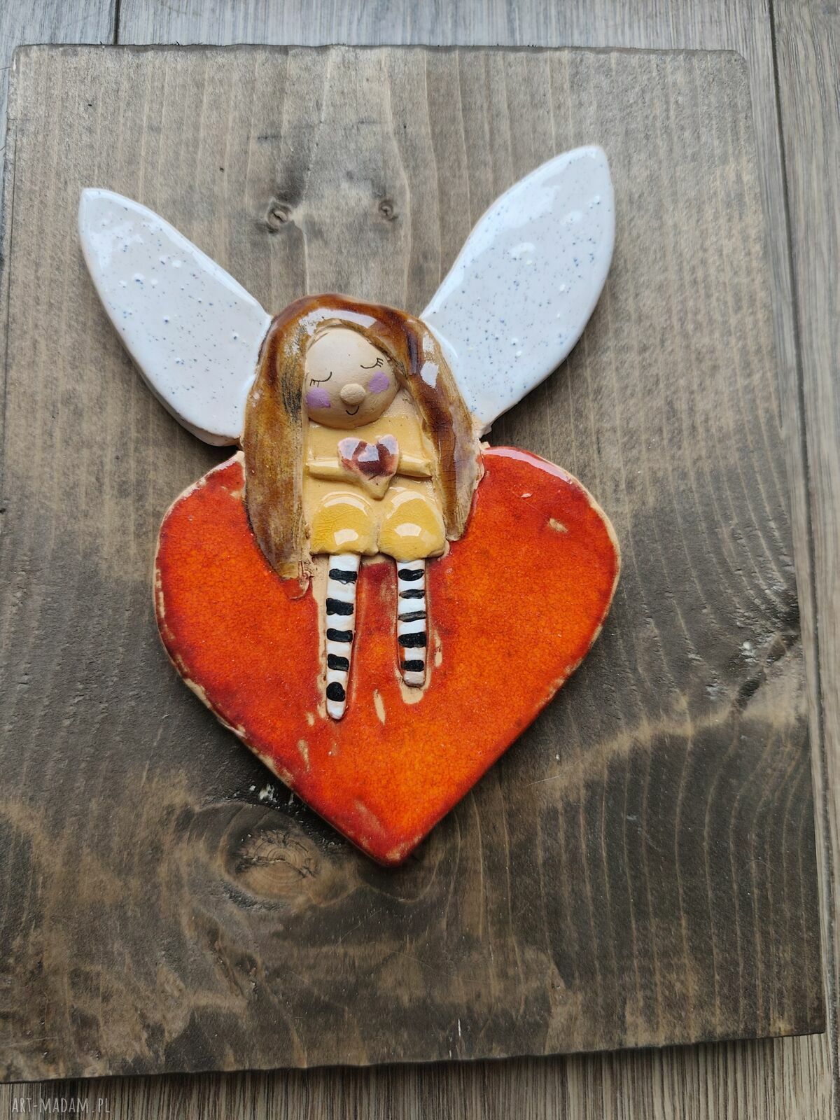 Aniołek ceramiczny na postarzanej desce - prezent na chrzest i komunię