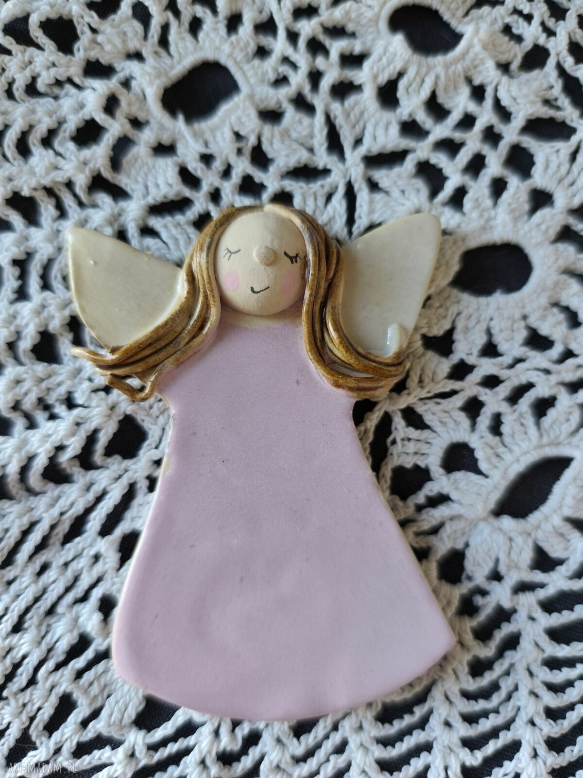 Aniołek ceramiczny w różowej sukience - figurka 9 cm